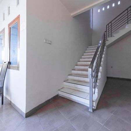 Reddoorz Near Pasar Pagi 2 By Cassana Hotel Cirebon Exterior photo