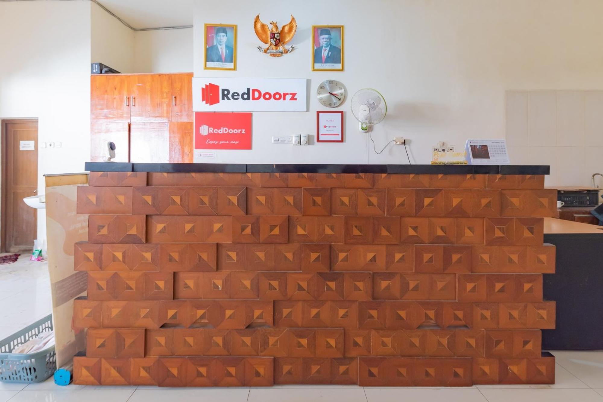 Reddoorz Near Pasar Pagi 2 By Cassana Hotel Cirebon Exterior photo