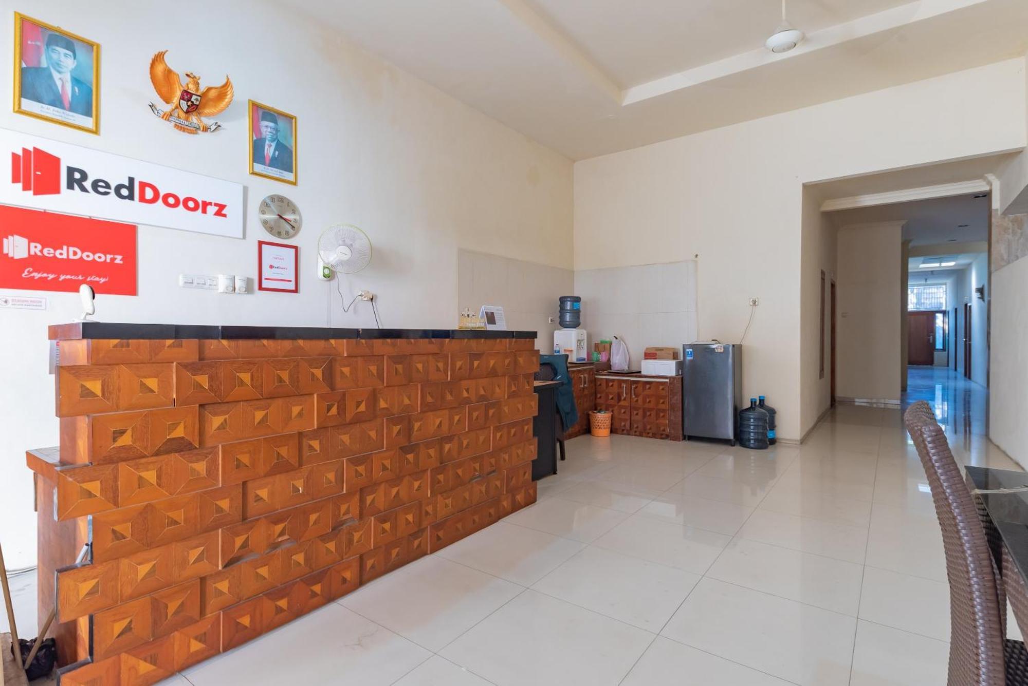 Reddoorz Near Pasar Pagi 2 By Cassana Hotel Cirebon Exterior photo